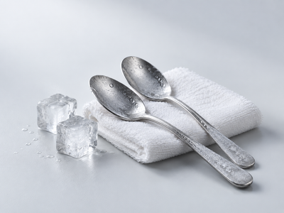 Cucharas frías, hielo y té: ¿sirven para las bolsas?