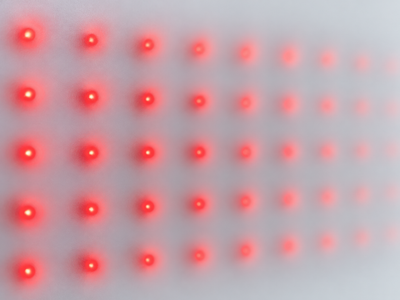 Luz roja en el contorno de ojos: qué hace y qué dicen los estudios